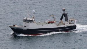 I Klaksvík landede partrawlerne Skoraberg og Fuglberg i sidste uge en mindre fangst på kun 90 tons guldlaks. foto: Skoraberg Kiran J