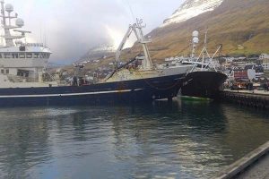 Skibskollision på Færøerne. foto: Not / Trawleren Slættaberg ligger klods op ad Lineskibet Ågot - Skipini