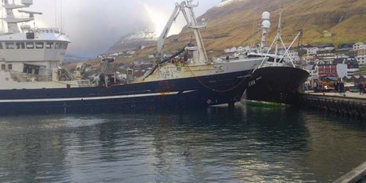 Skibskollision på Færøerne. foto: Not / Trawleren Slættaberg ligger klods op ad Lineskibet Ågot - Skipini