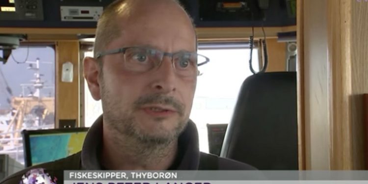 Nogle industrifiskere må nu ligge stille i seks måneder   Snapshot: Jens Peter Langer fra Thyborøn om den øjeblikkelige situation i industrifiskeriet - TVMidtVest