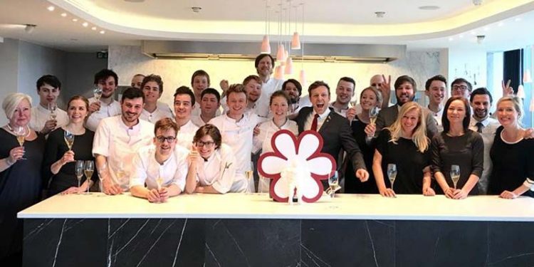 Stjerner er stor anerkendelse til danske kokke.  foto: Billede af glade ansatte fra restaurant  Geranium