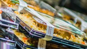 Et almindeligt plaststof DEHP i fødevareemballage kan øge risikoen for hjertesygdom og kræft samt diabetes og hormonforstyrrelser. Det findes også i fødevare-emballager i Danmark og forskere holder sig ikke tilbage og kalder det en global sundhedskrise. snapshot forskning.no