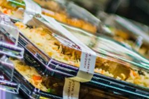 Et almindeligt plaststof DEHP i fødevareemballage kan øge risikoen for hjertesygdom og kræft samt diabetes og hormonforstyrrelser. Det findes også i fødevare-emballager i Danmark og forskere holder sig ikke tilbage og kalder det en global sundhedskrise. snapshot forskning.no