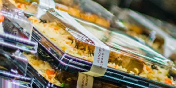 Et almindeligt plaststof DEHP i fødevareemballage kan øge risikoen for hjertesygdom og kræft samt diabetes og hormonforstyrrelser. Det findes også i fødevare-emballager i Danmark og forskere holder sig ikke tilbage og kalder det en global sundhedskrise. snapshot forskning.no