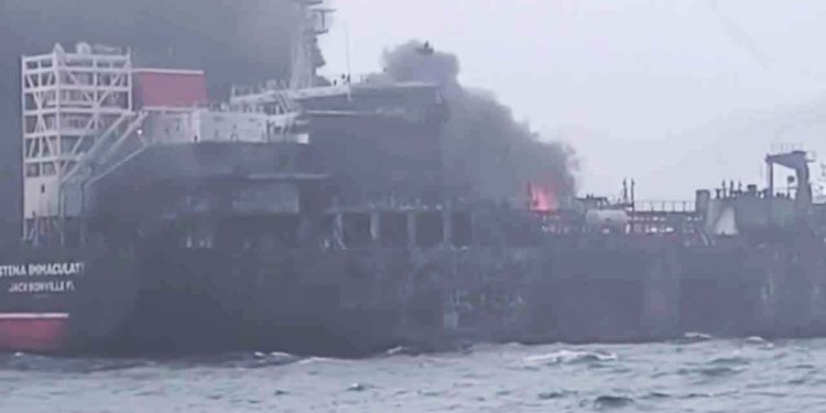 Mandag morgen kolliderede to store skibe – containerskibet Solong og olietankeren Stena Immaculate – ud for Englands østkyst nær East Yorkshire. Ulykken har ført til en voldsom brand og et udslip af jetbrændstof i Nordsøen. snapshot dr