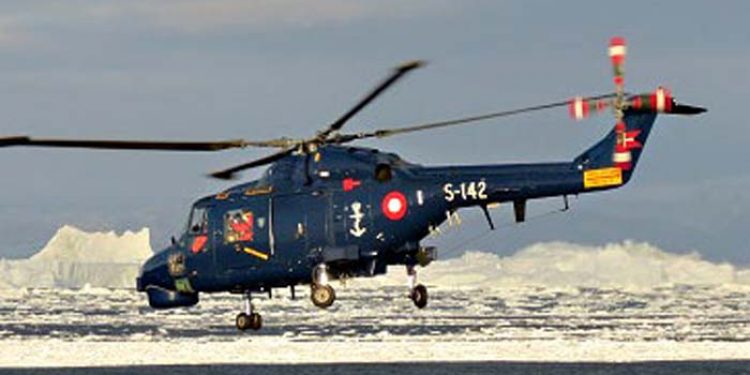 Grønlands første miljøanråb fra helikopter.  Foto: Inspektionsskibet Vædderens helikopter - Søværnet