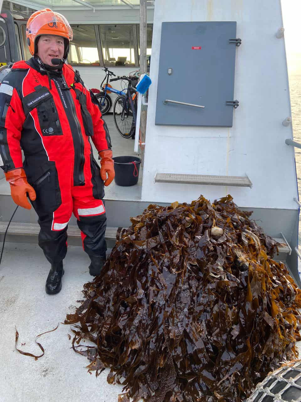 Read more about the article Fiskeristyrelsen bjærger 100 kg spøgelses-garn ved Glatved Strand