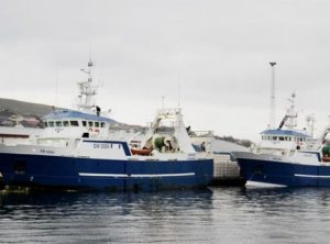 Partrawlerne **Bakur** og **Stelkur** landede i sidste uge en last på 140 tons i Runavik. foto: Kiran J
