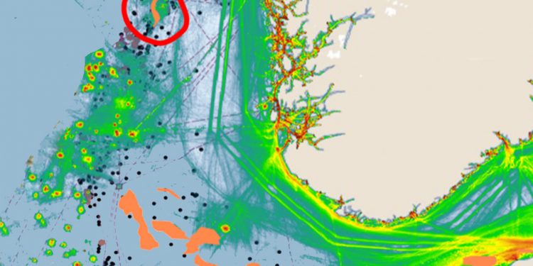 De orange afmærkninger viser tobisområdet i den norske zone ved Nordsøen (rød ring omkring Vikingebanke). Varmekortet viser skibstrafik og de stiplede linjer viser olieinstallationer. (Tobisfoto: Erling Svensen / HI - kortet er taget fra barentswatch.no)