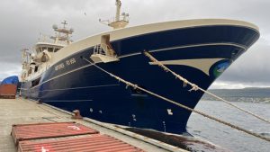 I Tvøroyri landede den færøske trawler Gøtunes, i sidste uge en last på 1.500 tons sild, som de har fisket ud for Island.  foto: Kiran J