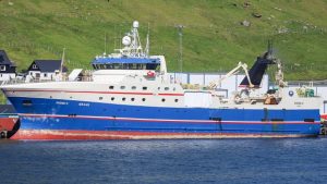 den grønlandske trawler Svend C lander frossen makrel i Fuglefjord - Kiran J