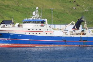 den grønlandske trawler Svend C lander frossen makrel i Fuglefjord - Kiran J