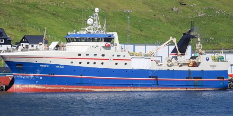 den grønlandske trawler Svend C lander frossen makrel i Fuglefjord - Kiran J