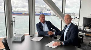 Havnedirektør Willy B. Hansen og Peter Castberg Knudsen, CFO og partner i PowerCon, underskriver kontrakten på landstrømsanlægget.foto : Skagen Havn