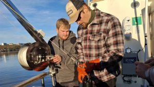 Alex og hans medstuderende lærer om havmiljøet, fangstmetoder og fødevareproduktion. På en typisk studiedag tager de vandprøver fra fjorden, hvor de måler temperatur, ilt og saltindhold for at forstå havets økosystemer bedre. foto. : DTU