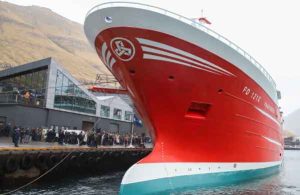 Ved Fagrabergs ankomst til Fuglefjord blev det modtaget af en stor folkemængde - Kiran J 