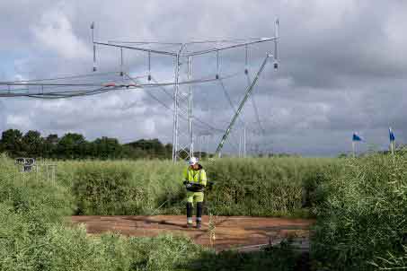 Efter mere end et årti undervejs er den store Vestkyst-forbindelse nu klar til at blive taget i brug. Den 172 kilometer lange 400 kV-højspændingsforbindelse fra Holstebro til den dansk-tyske grænse bliver sat i drift i løbet af marts og april og markerer dermed en vigtig milepæl i udbygningen af det danske elnet. foto Energinet