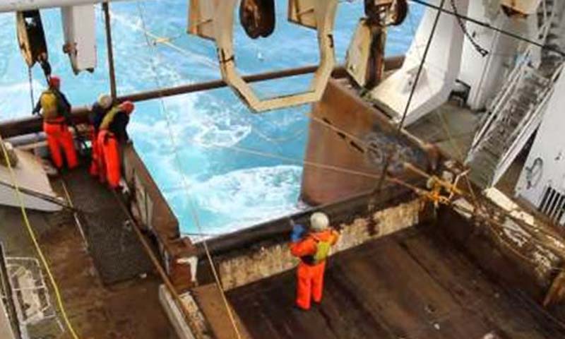 Read more about the article Grønlandske trawlere bruger pelagisk flydetrawl fra Vónin