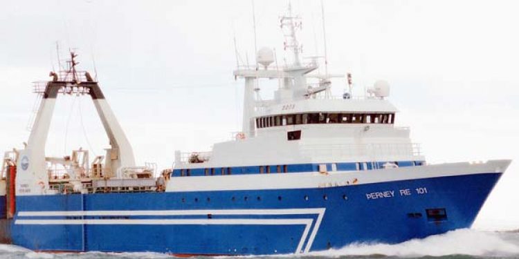Makrellen forlænger sæsonen for de islandske frysetrawlere .Makrelfiskeriet startede da trawleren Therney RE sejlede den 19. juni i år.  foto: Therney RE - HB Grandi